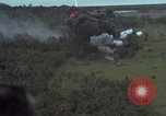 Standbild USAF A-1E skyraiders Loslassen napalm fällt Bien Hoa Vietnam ab, 1965, aus Sekunde 40 historischem Filmmaterial Videoclip 65675026854