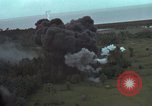 Standbild USAF A-1E skyraiders Loslassen napalm fällt Bien Hoa Vietnam ab, 1965, aus Sekunde 41 historischem Filmmaterial Videoclip 65675026854