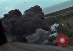Standbild USAF A-1E skyraiders Loslassen napalm fällt Bien Hoa Vietnam ab, 1965, aus Sekunde 42 historischem Filmmaterial Videoclip 65675026854