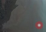 Standbild USAF A-1E skyraiders Loslassen napalm fällt Bien Hoa Vietnam ab, 1965, aus Sekunde 43 historischem Filmmaterial Videoclip 65675026854
