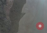 Standbild USAF A-1E skyraiders Loslassen napalm fällt Bien Hoa Vietnam ab, 1965, aus Sekunde 45 historischem Filmmaterial Videoclip 65675026854