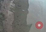 Standbild USAF A-1E skyraiders Loslassen napalm fällt Bien Hoa Vietnam ab, 1965, aus Sekunde 48 historischem Filmmaterial Videoclip 65675026854