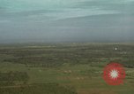 Standbild drei AI-1E skyraiders bereit für Air Strike Bien Hoa Vietnam ab, 1965, aus Sekunde 6 historischem Filmmaterial Videoclip 65675026855