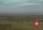 Standbild drei AI-1E skyraiders bereit für Air Strike Bien Hoa Vietnam ab, 1965, aus Sekunde 8 historischem Filmmaterial Videoclip 65675026855