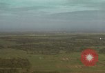 Standbild drei AI-1E skyraiders bereit für Air Strike Bien Hoa Vietnam ab, 1965, aus Sekunde 9 historischem Filmmaterial Videoclip 65675026855