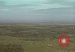 Standbild drei AI-1E skyraiders bereit für Air Strike Bien Hoa Vietnam ab, 1965, aus Sekunde 11 historischem Filmmaterial Videoclip 65675026855