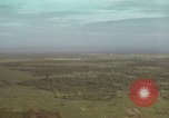 Standbild drei AI-1E skyraiders bereit für Air Strike Bien Hoa Vietnam ab, 1965, aus Sekunde 13 historischem Filmmaterial Videoclip 65675026855