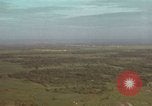 Standbild drei AI-1E skyraiders bereit für Air Strike Bien Hoa Vietnam ab, 1965, aus Sekunde 15 historischem Filmmaterial Videoclip 65675026855