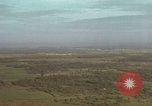 Standbild drei AI-1E skyraiders bereit für Air Strike Bien Hoa Vietnam ab, 1965, aus Sekunde 17 historischem Filmmaterial Videoclip 65675026855