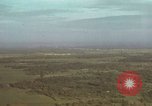 Standbild drei AI-1E skyraiders bereit für Air Strike Bien Hoa Vietnam ab, 1965, aus Sekunde 18 historischem Filmmaterial Videoclip 65675026855