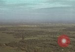 Standbild drei AI-1E skyraiders bereit für Air Strike Bien Hoa Vietnam ab, 1965, aus Sekunde 21 historischem Filmmaterial Videoclip 65675026855