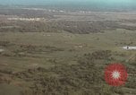 Standbild drei AI-1E skyraiders bereit für Air Strike Bien Hoa Vietnam ab, 1965, aus Sekunde 26 historischem Filmmaterial Videoclip 65675026855