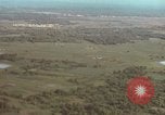 Standbild drei AI-1E skyraiders bereit für Air Strike Bien Hoa Vietnam ab, 1965, aus Sekunde 27 historischem Filmmaterial Videoclip 65675026855