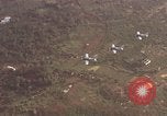 Standbild drei AI-1E skyraiders bereit für Air Strike Bien Hoa Vietnam ab, 1965, aus Sekunde 41 historischem Filmmaterial Videoclip 65675026855