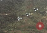 Standbild drei AI-1E skyraiders bereit für Air Strike Bien Hoa Vietnam ab, 1965, aus Sekunde 43 historischem Filmmaterial Videoclip 65675026855