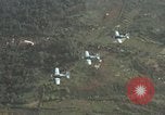 Standbild drei AI-1E skyraiders bereit für Air Strike Bien Hoa Vietnam ab, 1965, aus Sekunde 44 historischem Filmmaterial Videoclip 65675026855