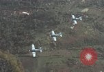 Standbild drei AI-1E skyraiders bereit für Air Strike Bien Hoa Vietnam ab, 1965, aus Sekunde 45 historischem Filmmaterial Videoclip 65675026855