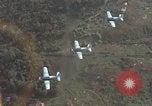 Standbild drei AI-1E skyraiders bereit für Air Strike Bien Hoa Vietnam ab, 1965, aus Sekunde 46 historischem Filmmaterial Videoclip 65675026855