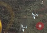 Standbild drei AI-1E skyraiders bereit für Air Strike Bien Hoa Vietnam ab, 1965, aus Sekunde 47 historischem Filmmaterial Videoclip 65675026855