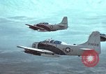 Standbild drei AI-1E skyraiders bereit für Air Strike Bien Hoa Vietnam ab, 1965, aus Sekunde 52 historischem Filmmaterial Videoclip 65675026855