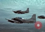 Standbild drei AI-1E skyraiders bereit für Air Strike Bien Hoa Vietnam ab, 1965, aus Sekunde 56 historischem Filmmaterial Videoclip 65675026855