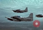 Standbild drei AI-1E skyraiders bereit für Air Strike Bien Hoa Vietnam ab, 1965, aus Sekunde 57 historischem Filmmaterial Videoclip 65675026855