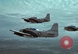 Standbild drei AI-1E skyraiders bereit für Air Strike Bien Hoa Vietnam ab, 1965, aus Sekunde 58 historischem Filmmaterial Videoclip 65675026855