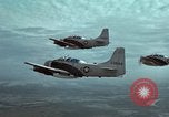 Standbild drei AI-1E skyraiders bereit für Air Strike Bien Hoa Vietnam ab, 1965, aus Sekunde 59 historischem Filmmaterial Videoclip 65675026855