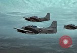 Standbild drei AI-1E skyraiders bereit für Air Strike Bien Hoa Vietnam ab, 1965, aus Sekunde 60 historischem Filmmaterial Videoclip 65675026855