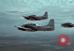 Standbild drei AI-1E skyraiders bereit für Air Strike Bien Hoa Vietnam ab, 1965, aus Sekunde 61 historischem Filmmaterial Videoclip 65675026855