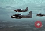 Standbild drei AI-1E skyraiders bereit für Air Strike Bien Hoa Vietnam ab, 1965, aus Sekunde 62 historischem Filmmaterial Videoclip 65675026855