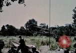 Standbild US-Soldaten" Boden die Aktivitäten im Betrieb Attleboro Dau Tieng Landebahn Vietnam, 1966, aus Sekunde 16 historischem Filmmaterial Videoclip 65675026865