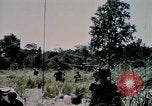 Standbild US-Soldaten" Boden die Aktivitäten im Betrieb Attleboro Dau Tieng Landebahn Vietnam, 1966, aus Sekunde 18 historischem Filmmaterial Videoclip 65675026865