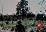 Standbild US-Soldaten" Boden die Aktivitäten im Betrieb Attleboro Dau Tieng Landebahn Vietnam, 1966, aus Sekunde 19 historischem Filmmaterial Videoclip 65675026865