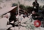 Standbild US-Soldaten" Boden die Aktivitäten im Betrieb Attleboro Dau Tieng Landebahn Vietnam, 1966, aus Sekunde 31 historischem Filmmaterial Videoclip 65675026865