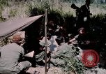 Standbild US-Soldaten" Boden die Aktivitäten im Betrieb Attleboro Dau Tieng Landebahn Vietnam, 1966, aus Sekunde 32 historischem Filmmaterial Videoclip 65675026865