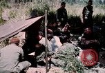 Standbild US-Soldaten" Boden die Aktivitäten im Betrieb Attleboro Dau Tieng Landebahn Vietnam, 1966, aus Sekunde 36 historischem Filmmaterial Videoclip 65675026865