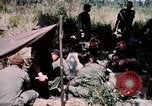 Standbild US-Soldaten" Boden die Aktivitäten im Betrieb Attleboro Dau Tieng Landebahn Vietnam, 1966, aus Sekunde 37 historischem Filmmaterial Videoclip 65675026865