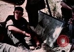 Standbild US-Soldaten" Boden die Aktivitäten im Betrieb Attleboro Dau Tieng Landebahn Vietnam, 1966, aus Sekunde 49 historischem Filmmaterial Videoclip 65675026865
