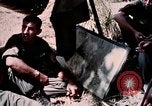 Standbild US-Soldaten" Boden die Aktivitäten im Betrieb Attleboro Dau Tieng Landebahn Vietnam, 1966, aus Sekunde 51 historischem Filmmaterial Videoclip 65675026865