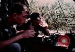 Standbild US-Soldaten" Boden die Aktivitäten im Betrieb Attleboro Dau Tieng Landebahn Vietnam, 1966, aus Sekunde 52 historischem Filmmaterial Videoclip 65675026865