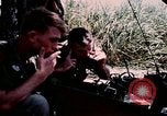 Standbild US-Soldaten" Boden die Aktivitäten im Betrieb Attleboro Dau Tieng Landebahn Vietnam, 1966, aus Sekunde 53 historischem Filmmaterial Videoclip 65675026865