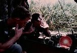 Standbild US-Soldaten" Boden die Aktivitäten im Betrieb Attleboro Dau Tieng Landebahn Vietnam, 1966, aus Sekunde 54 historischem Filmmaterial Videoclip 65675026865