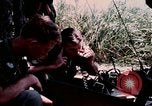 Standbild US-Soldaten" Boden die Aktivitäten im Betrieb Attleboro Dau Tieng Landebahn Vietnam, 1966, aus Sekunde 56 historischem Filmmaterial Videoclip 65675026865