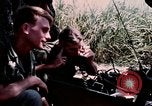 Standbild US-Soldaten" Boden die Aktivitäten im Betrieb Attleboro Dau Tieng Landebahn Vietnam, 1966, aus Sekunde 60 historischem Filmmaterial Videoclip 65675026865