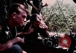 Standbild US-Soldaten" Boden die Aktivitäten im Betrieb Attleboro Dau Tieng Landebahn Vietnam, 1966, aus Sekunde 61 historischem Filmmaterial Videoclip 65675026865