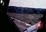 Standbild O-1E Flugzeug aus während des Betriebs Attleboro Dau Tieng Landebahn Vietnam, 1966, aus Sekunde 8 historischem Filmmaterial Videoclip 65675026869