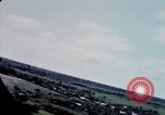 Standbild O-1E Flugzeug aus während des Betriebs Attleboro Dau Tieng Landebahn Vietnam, 1966, aus Sekunde 15 historischem Filmmaterial Videoclip 65675026869