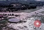Standbild O-1E Flugzeug aus während des Betriebs Attleboro Dau Tieng Landebahn Vietnam, 1966, aus Sekunde 29 historischem Filmmaterial Videoclip 65675026869