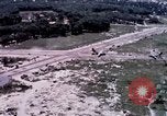 Standbild O-1E Flugzeug aus während des Betriebs Attleboro Dau Tieng Landebahn Vietnam, 1966, aus Sekunde 32 historischem Filmmaterial Videoclip 65675026869